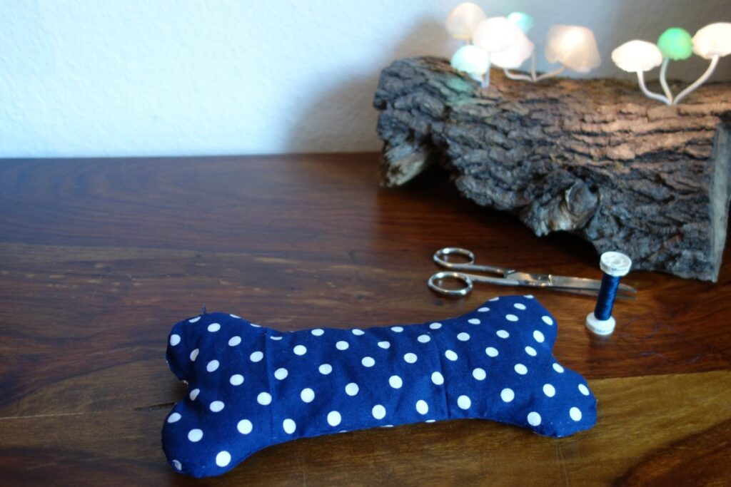 DIY Stoff-Knochen für Hunde - Hundespielzeug selber machen